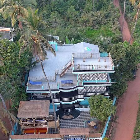 Tropical Wave Hostel Morjim Goa Bagian luar foto