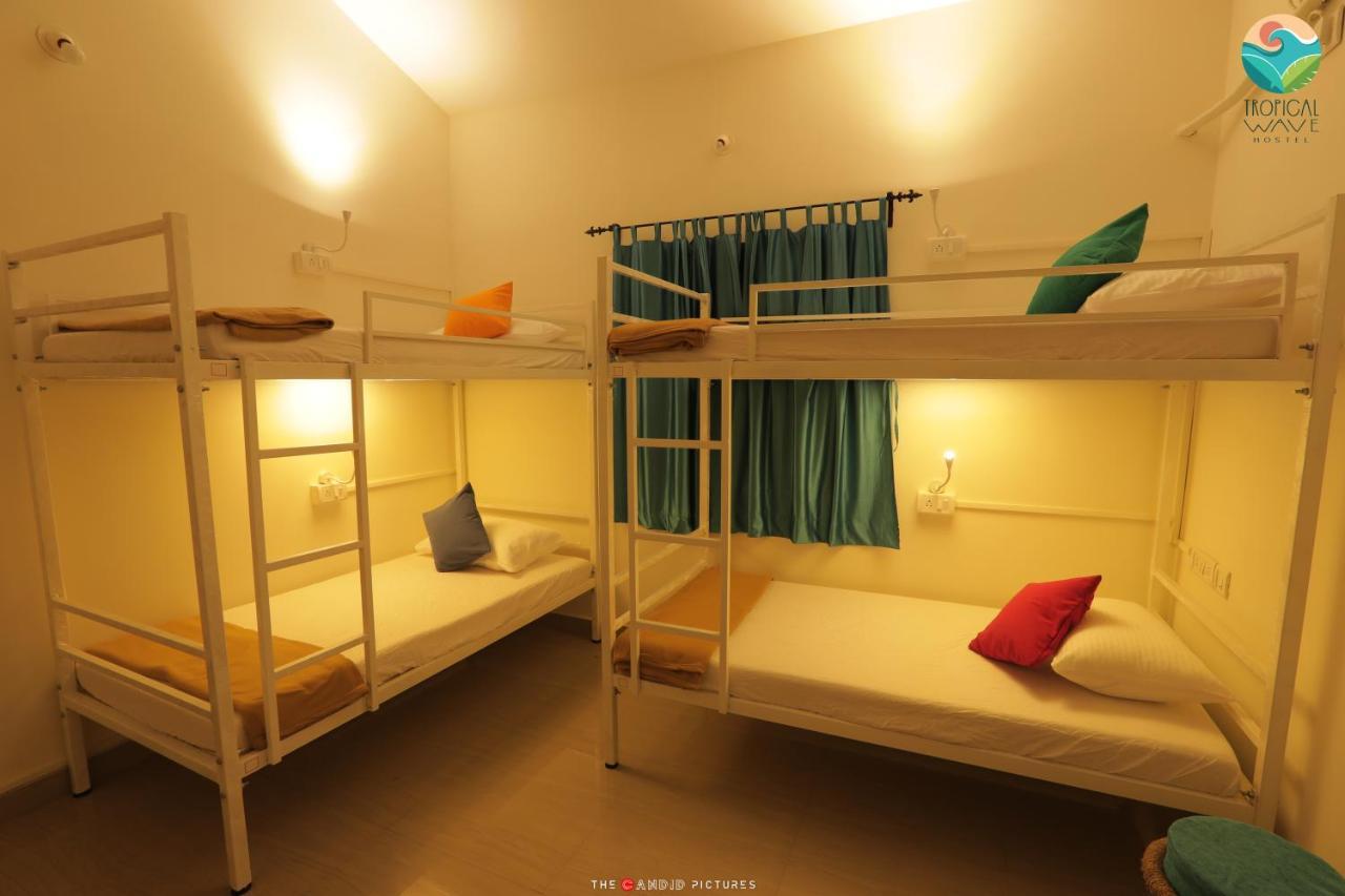 Tropical Wave Hostel Morjim Goa Bagian luar foto