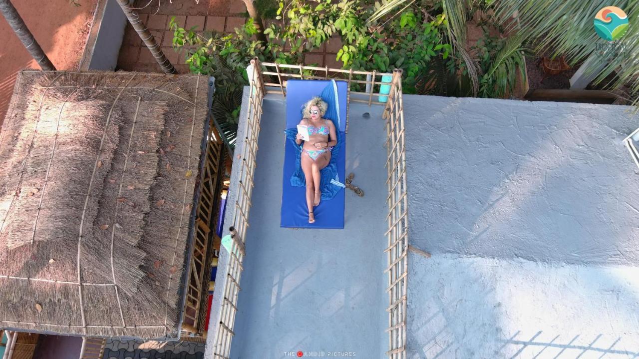 Tropical Wave Hostel Morjim Goa Bagian luar foto