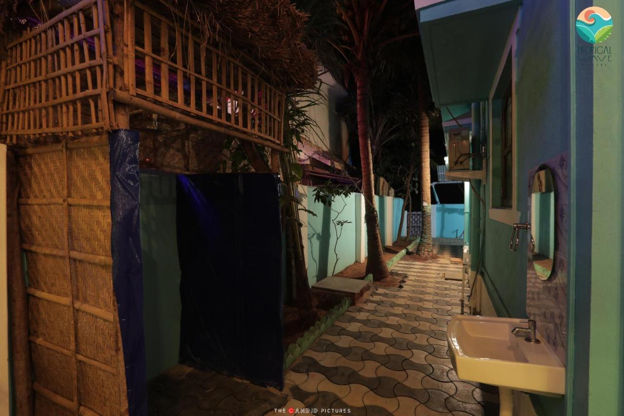 Tropical Wave Hostel Morjim Goa Bagian luar foto