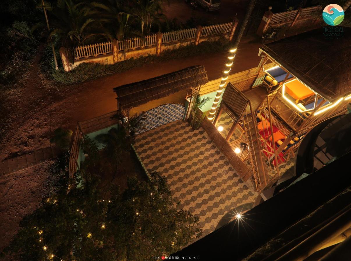 Tropical Wave Hostel Morjim Goa Bagian luar foto