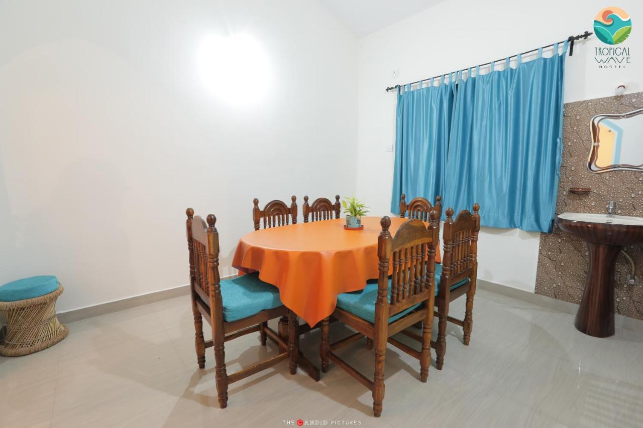 Tropical Wave Hostel Morjim Goa Bagian luar foto