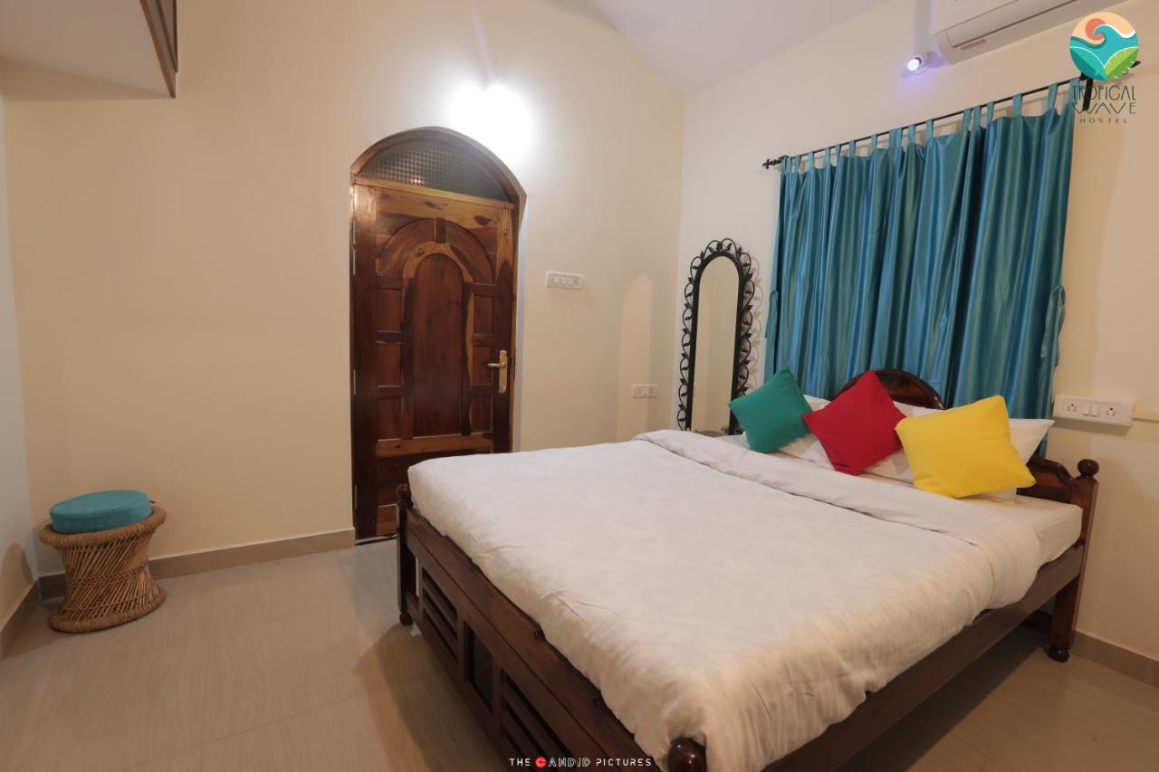 Tropical Wave Hostel Morjim Goa Bagian luar foto