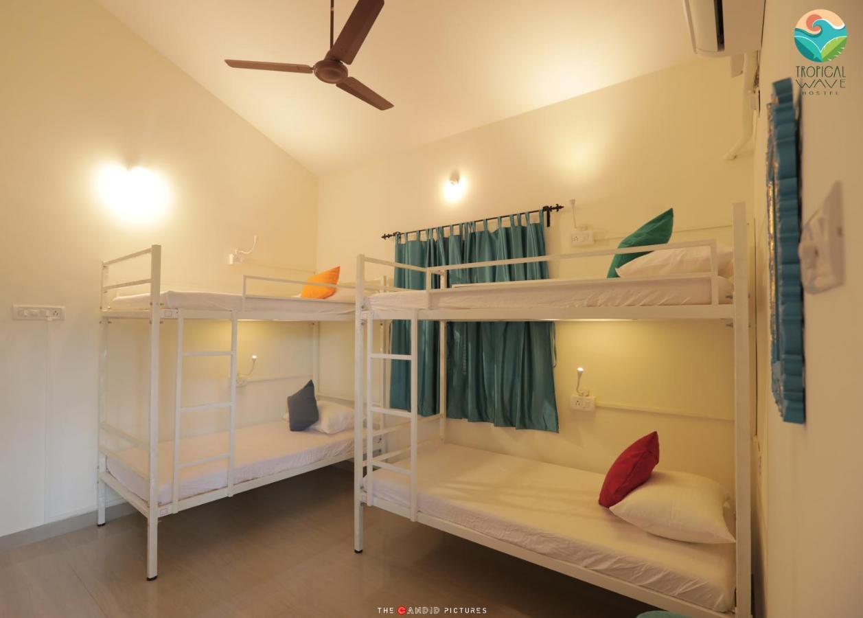 Tropical Wave Hostel Morjim Goa Bagian luar foto