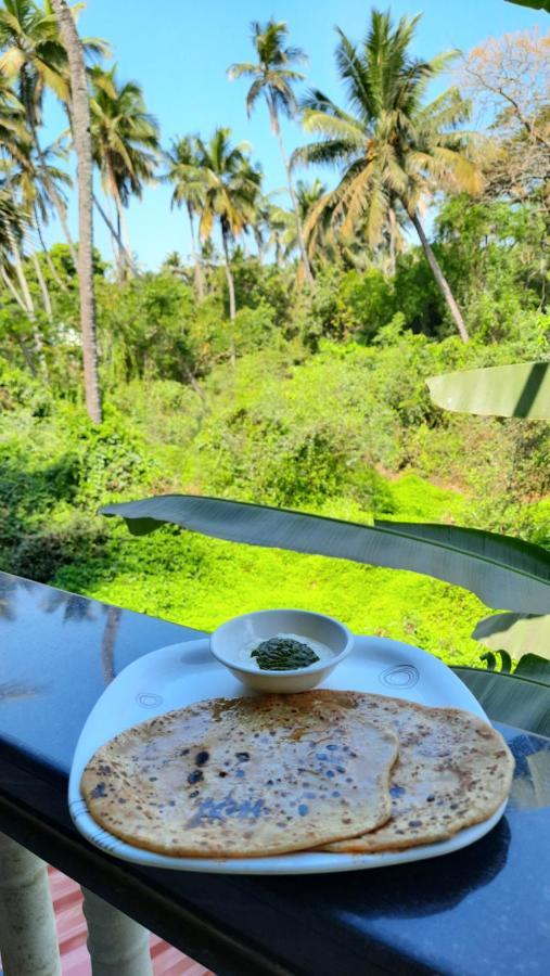 Tropical Wave Hostel Morjim Goa Bagian luar foto