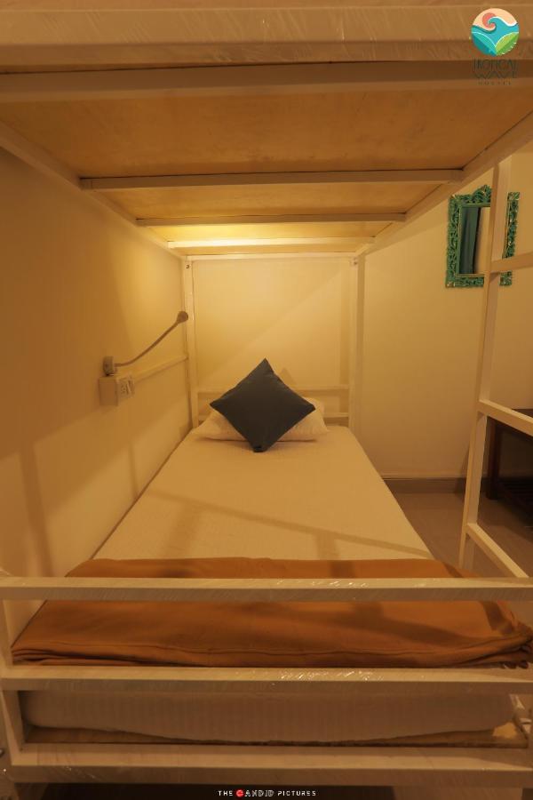 Tropical Wave Hostel Morjim Goa Bagian luar foto