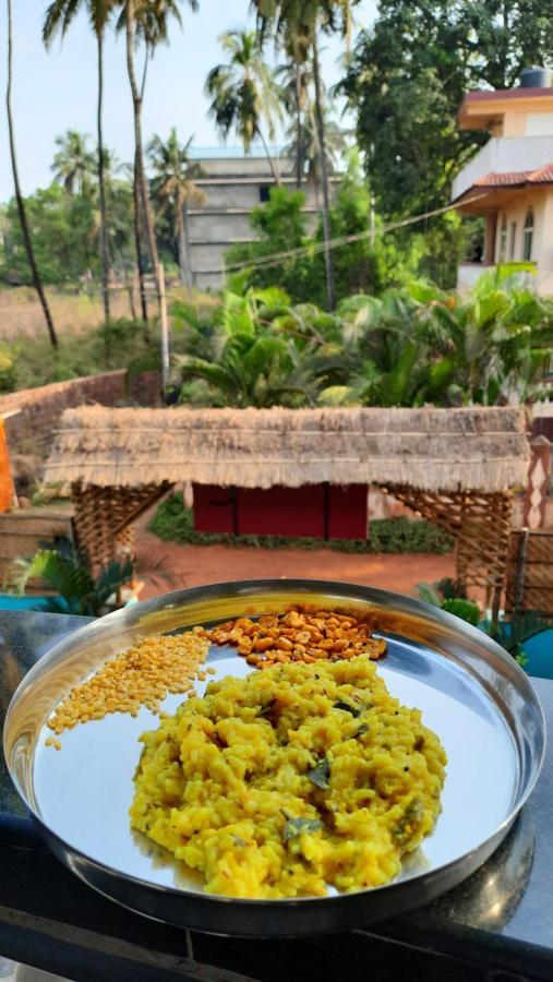 Tropical Wave Hostel Morjim Goa Bagian luar foto