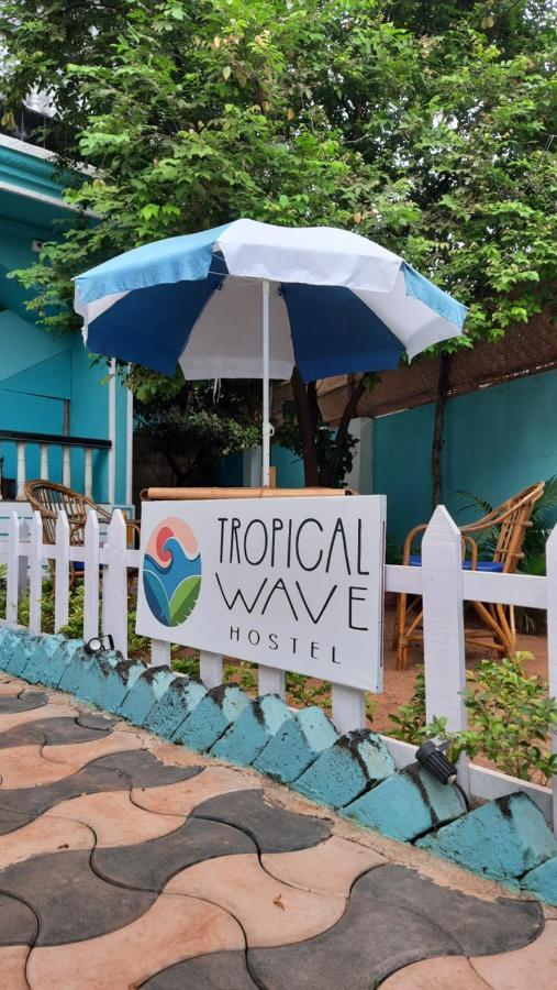Tropical Wave Hostel Morjim Goa Bagian luar foto