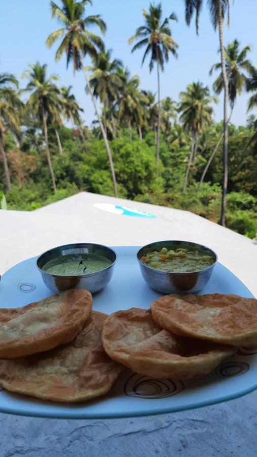 Tropical Wave Hostel Morjim Goa Bagian luar foto