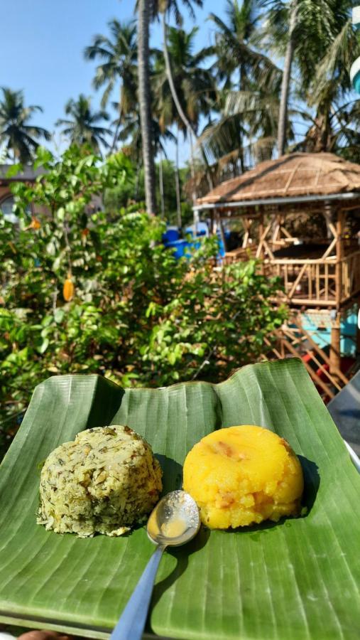 Tropical Wave Hostel Morjim Goa Bagian luar foto
