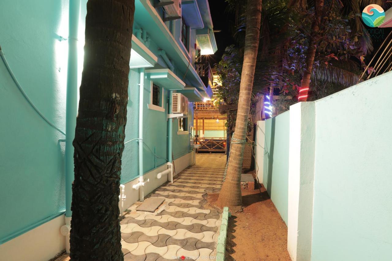 Tropical Wave Hostel Morjim Goa Bagian luar foto