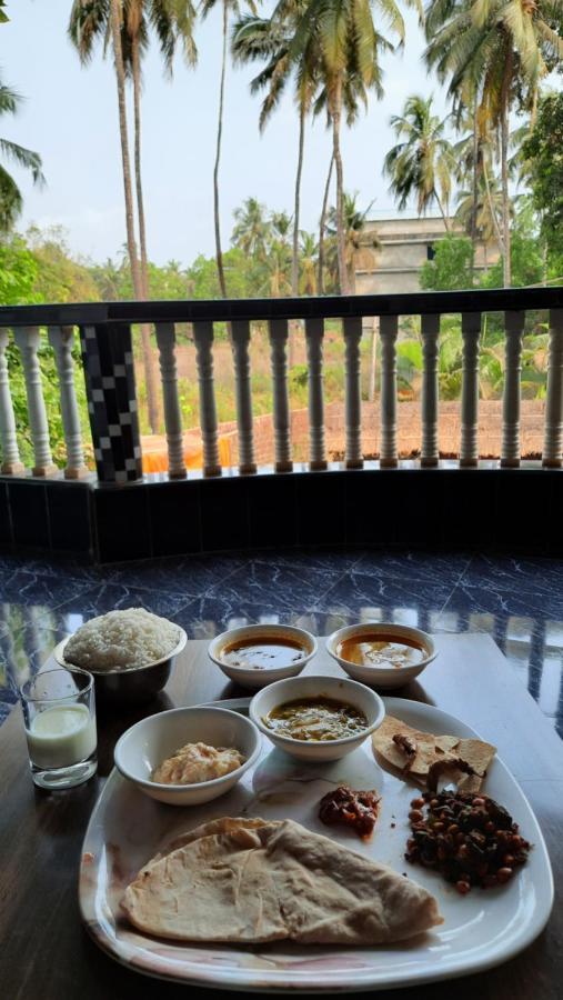 Tropical Wave Hostel Morjim Goa Bagian luar foto