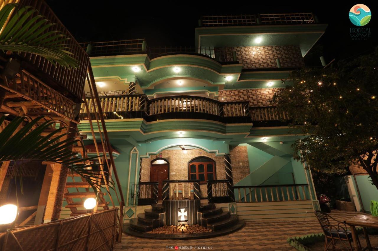 Tropical Wave Hostel Morjim Goa Bagian luar foto