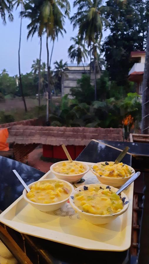 Tropical Wave Hostel Morjim Goa Bagian luar foto