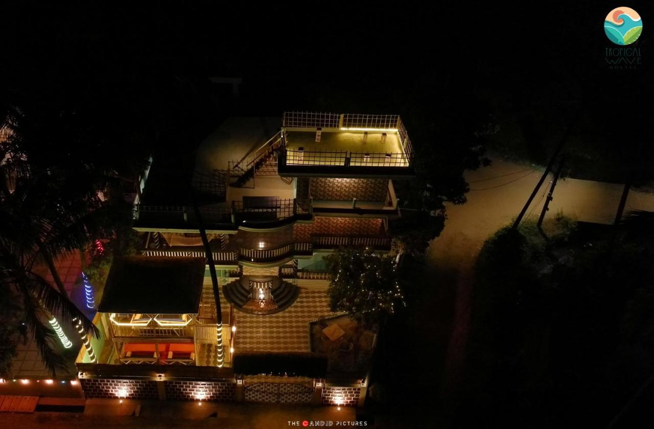 Tropical Wave Hostel Morjim Goa Bagian luar foto