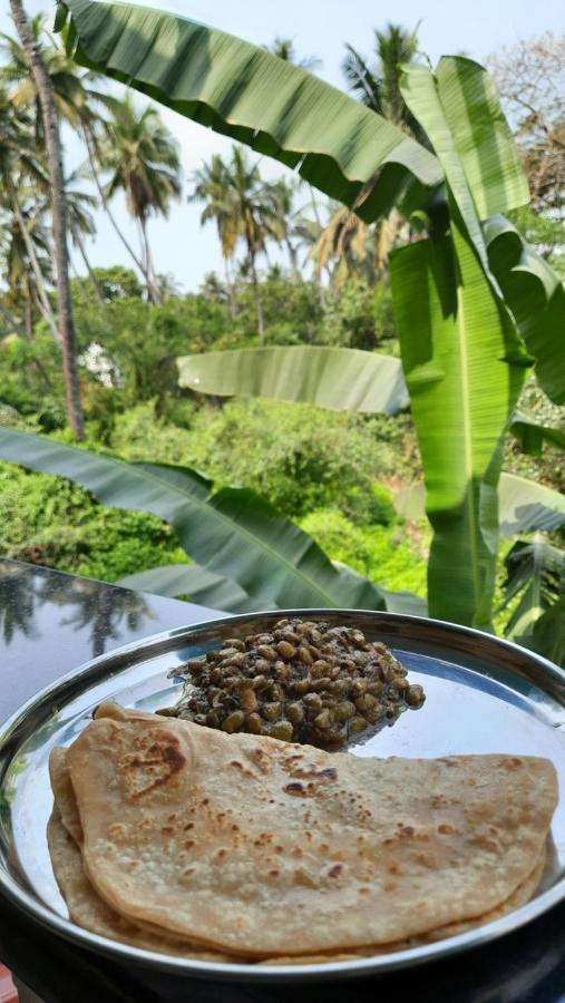 Tropical Wave Hostel Morjim Goa Bagian luar foto