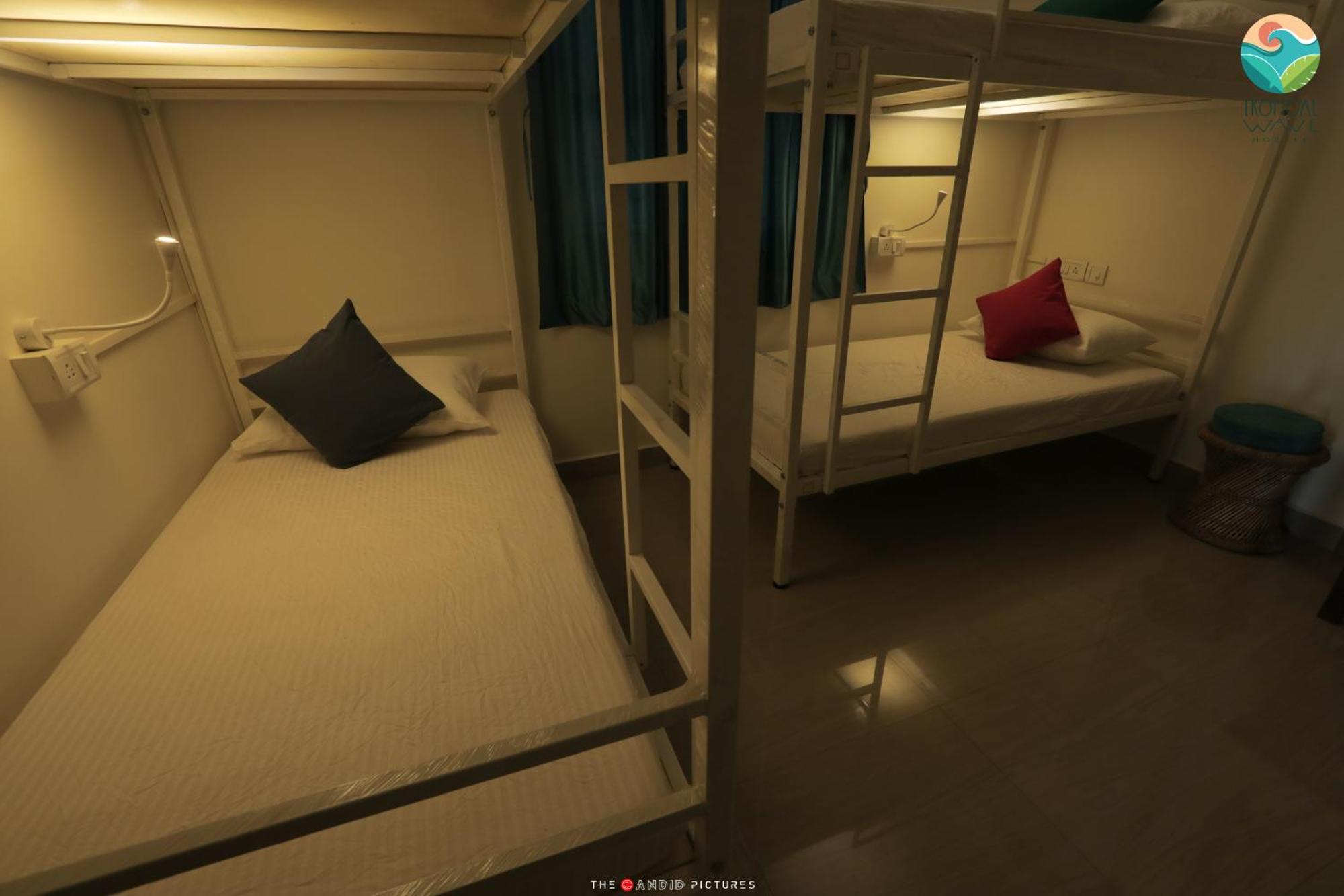 Tropical Wave Hostel Morjim Goa Bagian luar foto