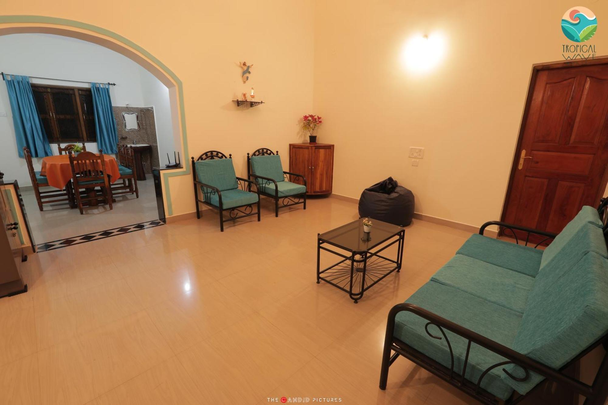 Tropical Wave Hostel Morjim Goa Bagian luar foto