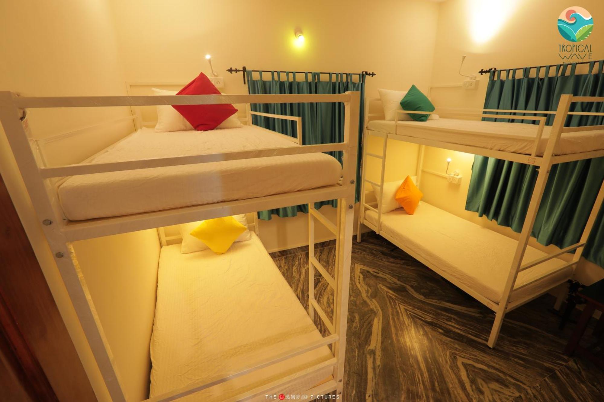 Tropical Wave Hostel Morjim Goa Bagian luar foto