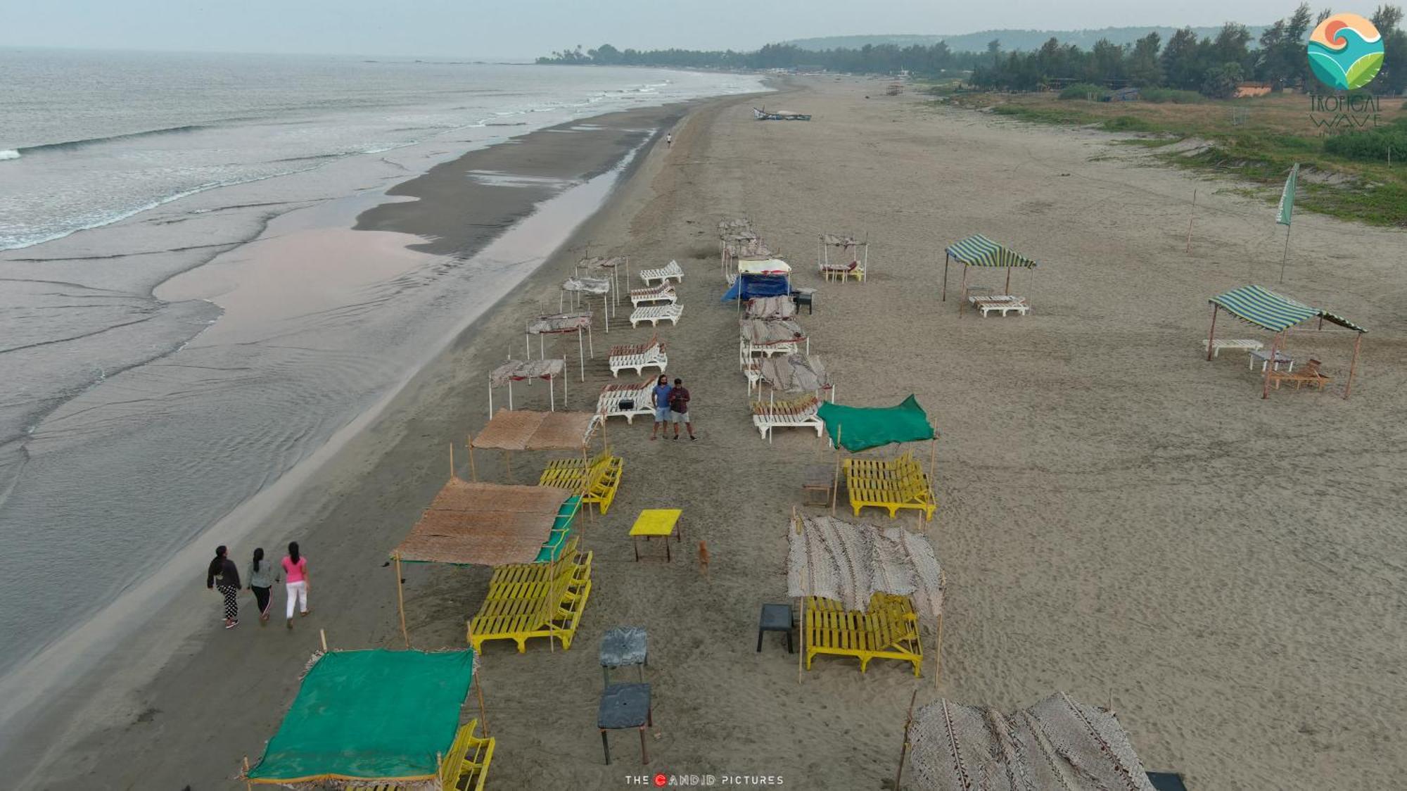 Tropical Wave Hostel Morjim Goa Bagian luar foto