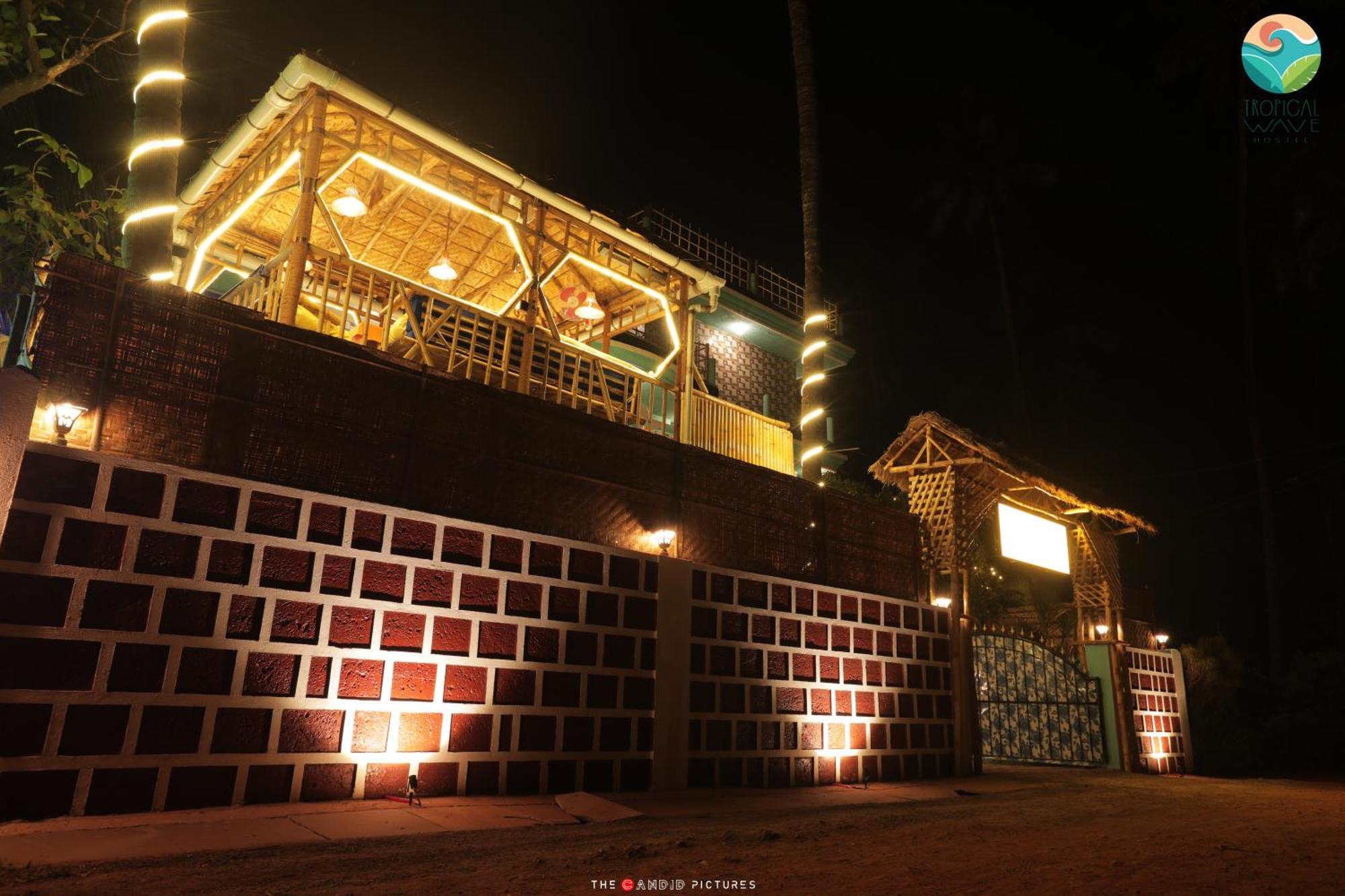 Tropical Wave Hostel Morjim Goa Bagian luar foto