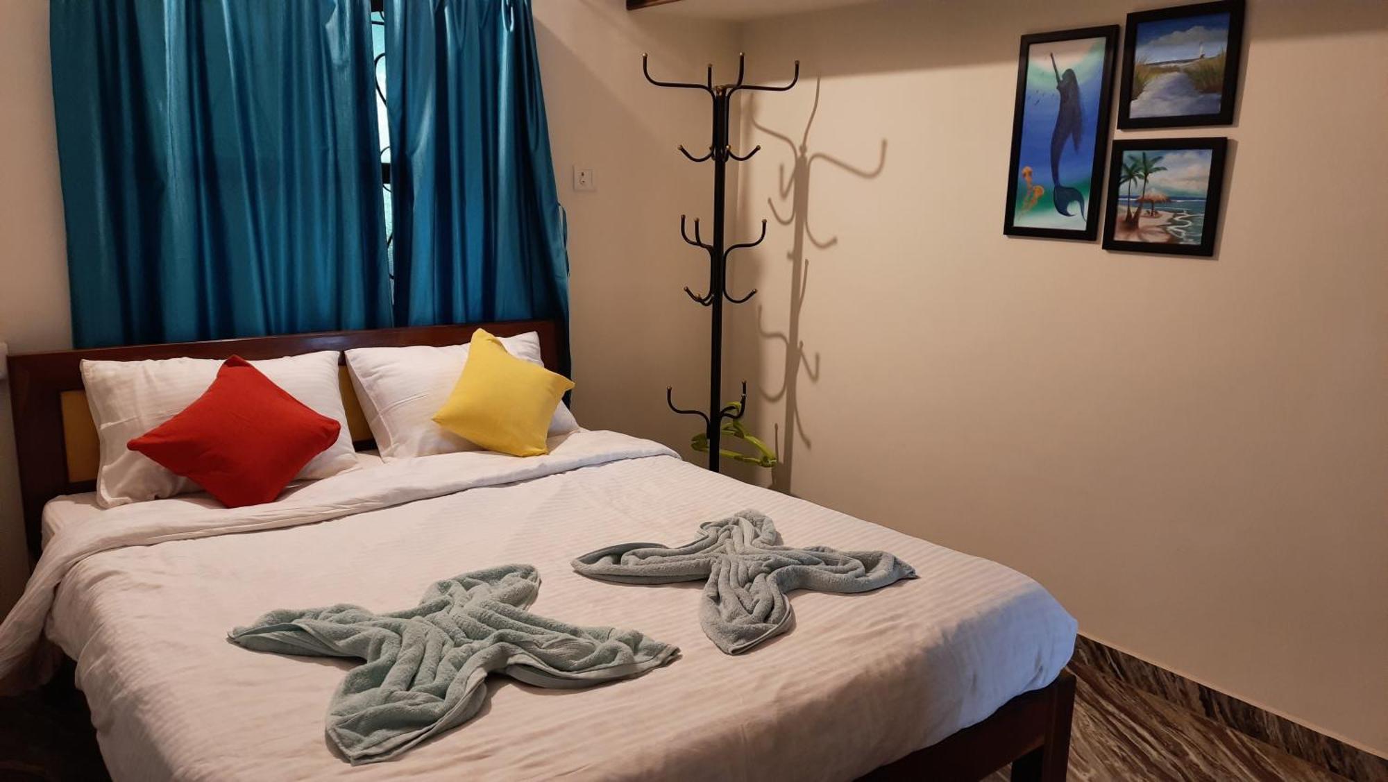 Tropical Wave Hostel Morjim Goa Bagian luar foto