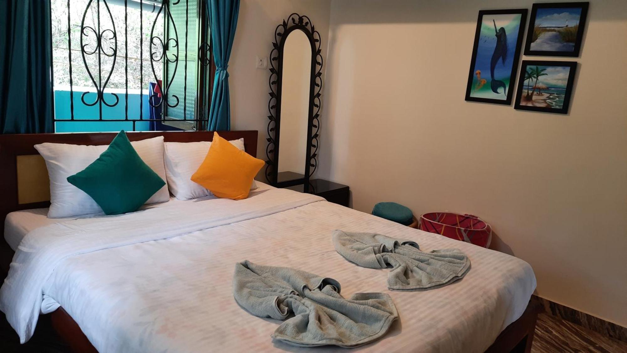 Tropical Wave Hostel Morjim Goa Bagian luar foto