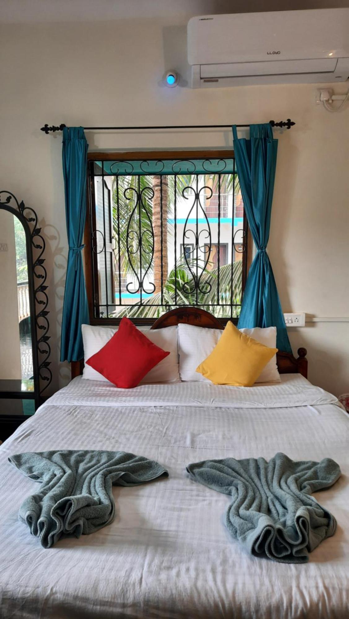 Tropical Wave Hostel Morjim Goa Bagian luar foto
