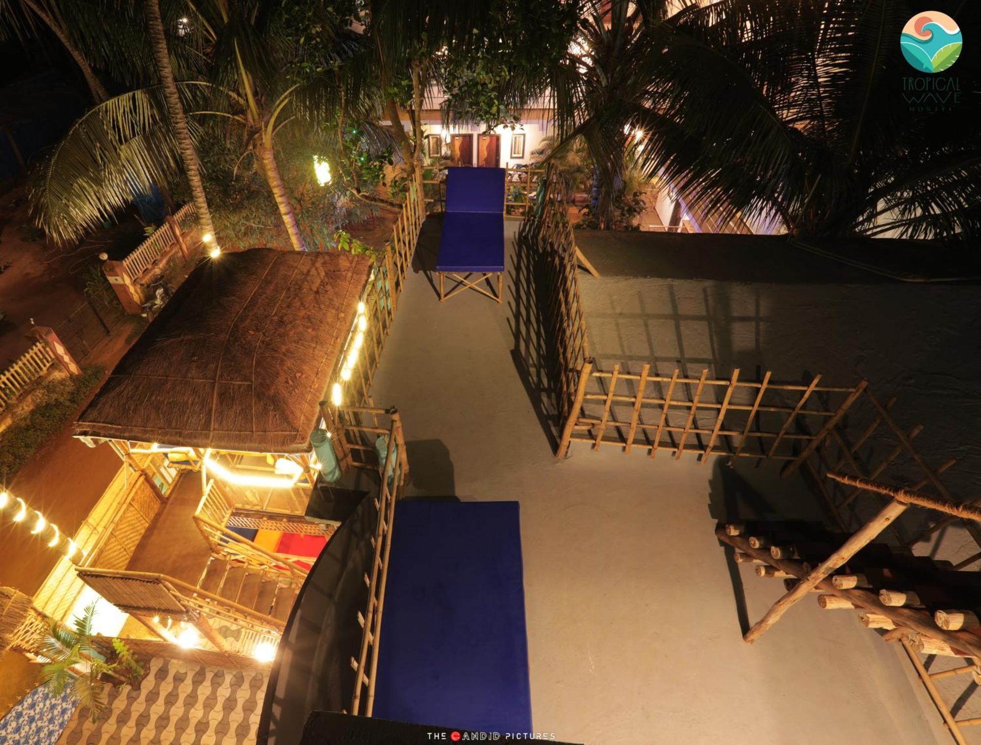 Tropical Wave Hostel Morjim Goa Bagian luar foto